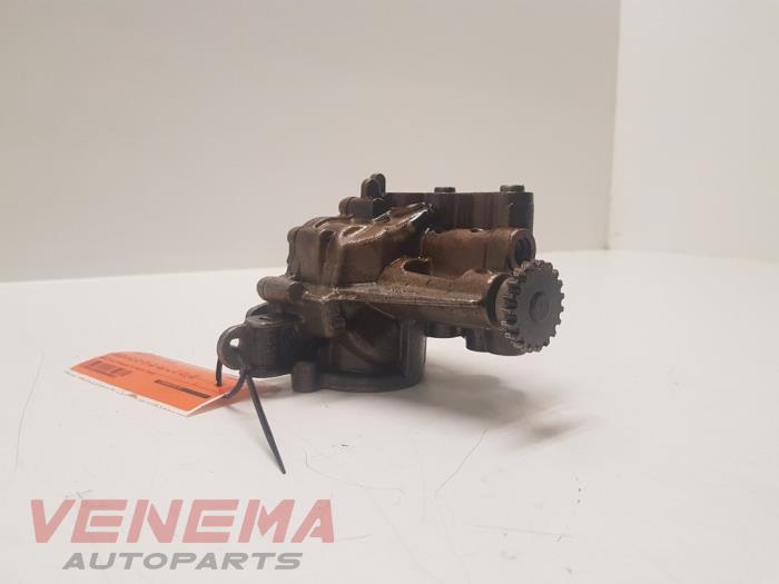 Oil pump from a Renault Clio IV (5R) 0.9 Energy TCE 90 12V 2018