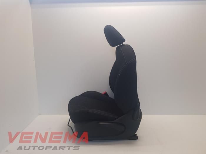 Sitz links van een Peugeot 208 I (CA/CC/CK/CL) 1.2 12V e-THP PureTech 110 2018