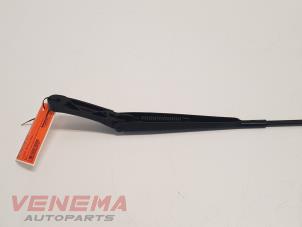 Used Front wiper arm Seat Leon (5FB) 1.0 TSI 12V Price € 19,99 Margin scheme offered by Venema Autoparts