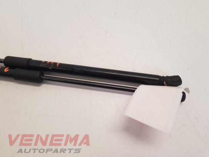Set of tailgate gas struts from a Seat Leon (5FB) 1.0 TSI 12V 2017