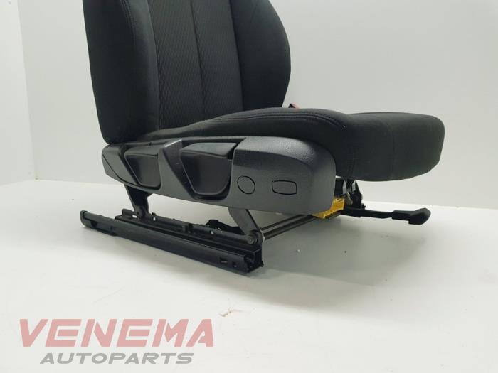 Seat, right from a BMW 1 serie (F20) 116i 1.6 16V 2015