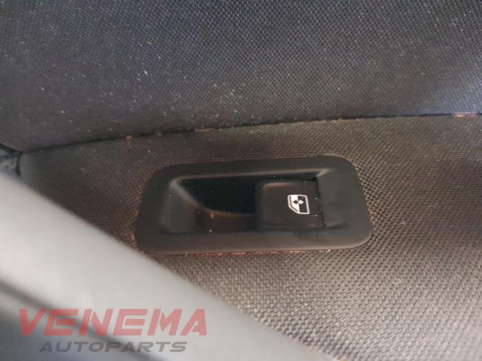 Tapicerka drzwi prawych przednich wersja 4-drzwiowa z Volkswagen Golf VII (AUA) 1.0 TSI 12V 2018