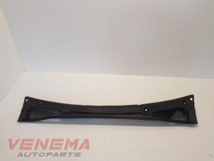 Used Cowl top grille Renault Clio IV (5R) 0.9 Energy TCE 75 12V Price € 29,99 Margin scheme offered by Venema Autoparts