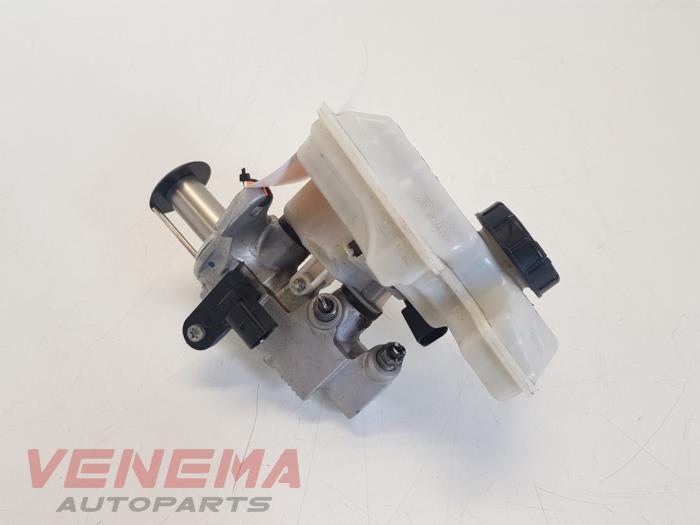 Master cylinder from a Volkswagen Golf VII (AUA) 1.0 TSI 12V 2018