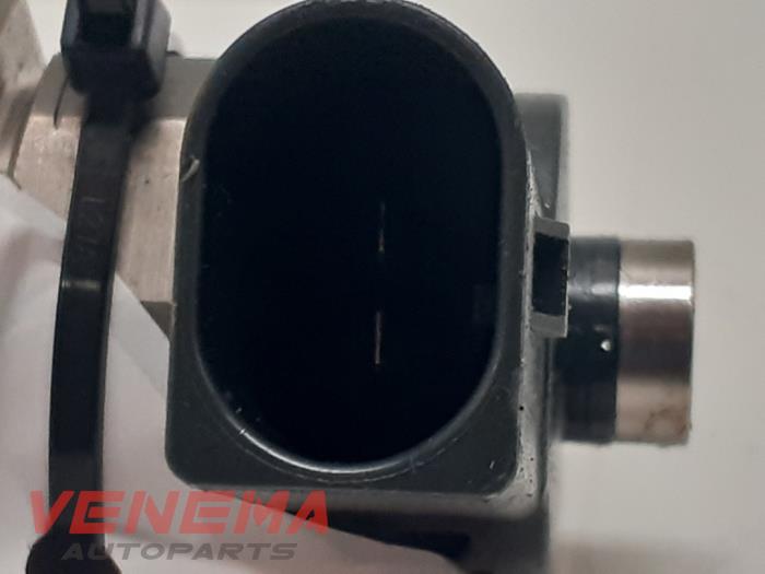 Injector (diesel) from a Audi A3 Sportback (8VA/8VF) 1.6 TDI Ultra 16V 2015