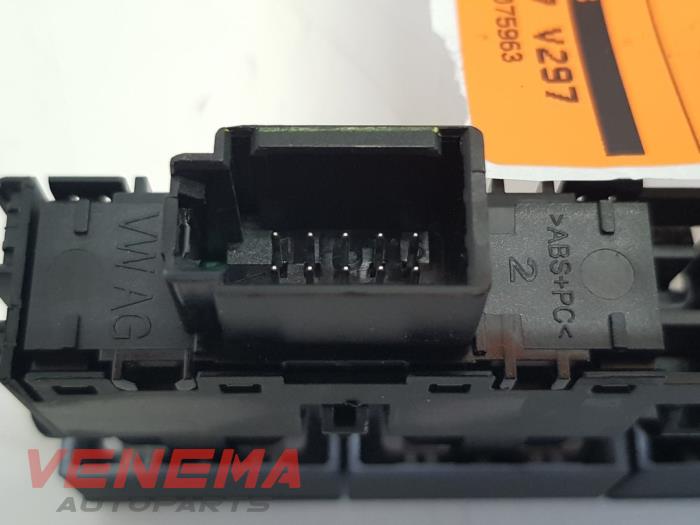 PDC Schalter van een Seat Leon ST (5FF) 1.4 TSI ACT 16V 2017