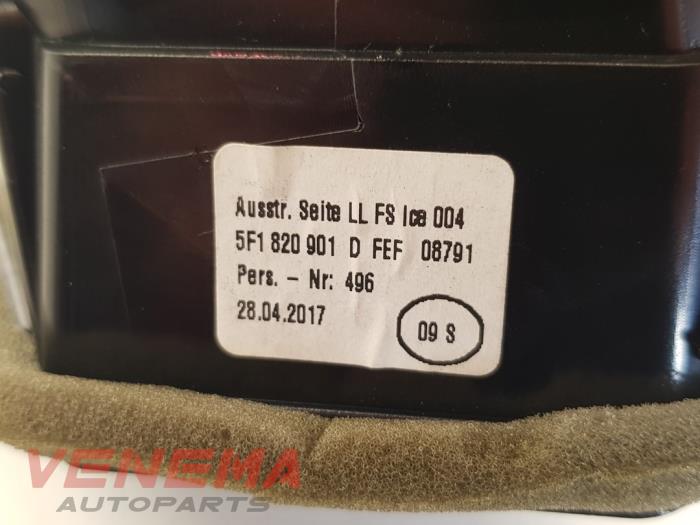 Kratka wentylacyjna deski rozdzielczej z Seat Leon ST (5FF) 1.4 TSI ACT 16V 2017