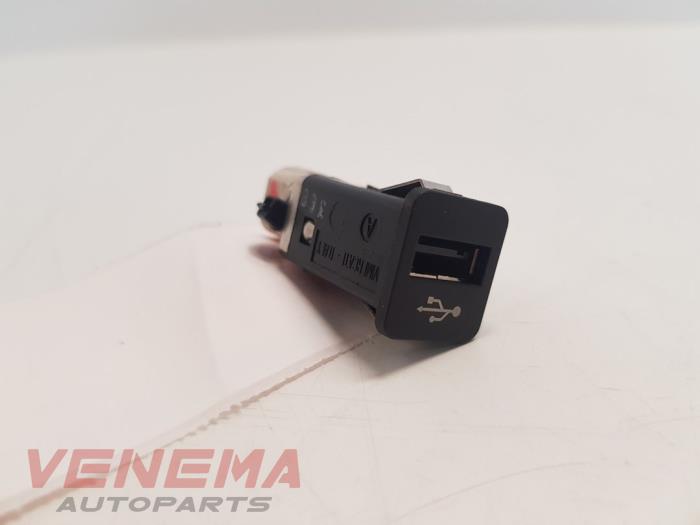Używane Wtyczka USB BMW 1 serie (E81) 120i 16V Cena € 14,99 Procedura marży oferowane przez Venema Autoparts
