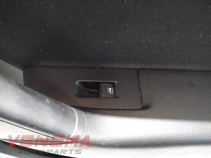 Revêtement portière 4portes arrière droite d'un Volkswagen Passat Variant (365) 1.6 TDI 16V Bluemotion 2014