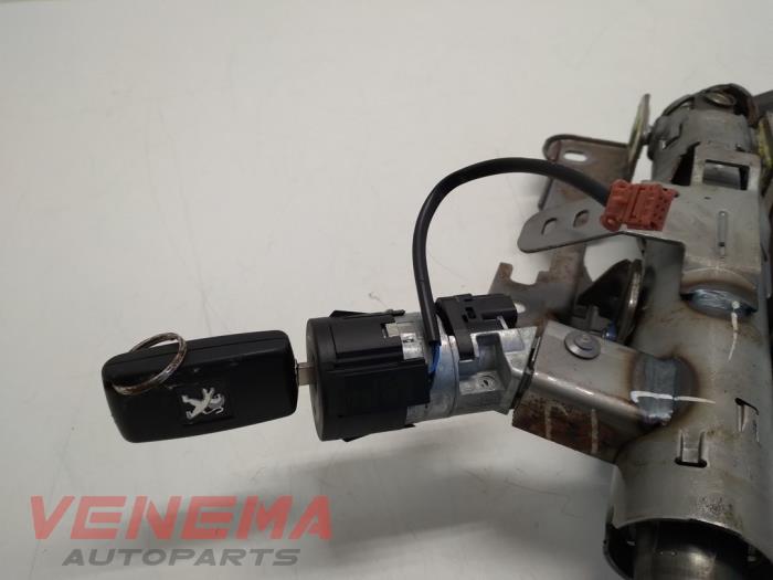 Steering column housing from a Peugeot 308 SW (4E/H) 1.6 HDi 16V FAP 2012