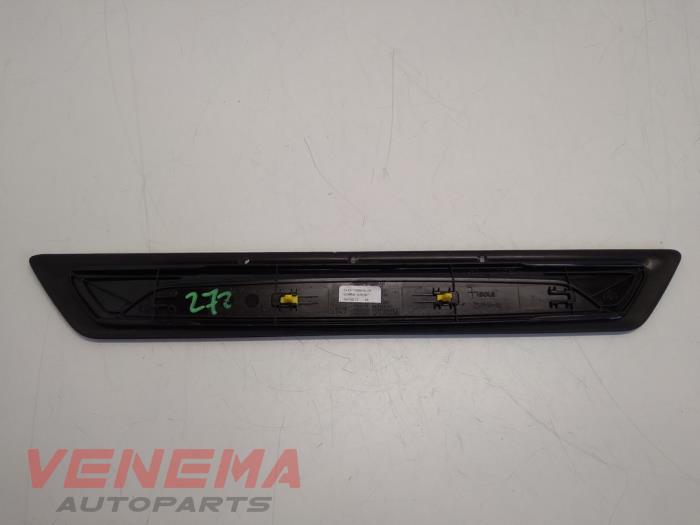 Door sill left from a BMW 3 serie (F30) 320i xDrive 2.0 16V 2013