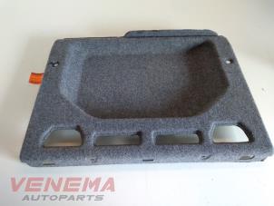 Usados Tapizado de maletero BMW 3 serie (E93) 320i 16V Precio € 49,99 Norma de margen ofrecido por Venema Autoparts