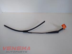 Used Front wiper arm Ford Focus 3 1.0 Ti-VCT EcoBoost 12V 125 Price € 19,99 Margin scheme offered by Venema Autoparts