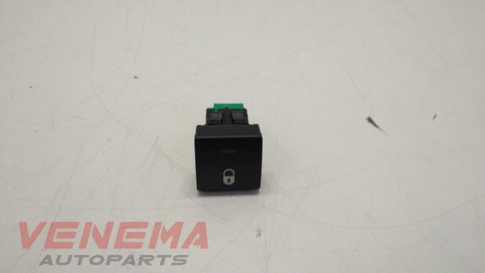 Central locking switch from a Peugeot Partner Tepee (7A/B/C/D/E/F/G/J/P/S) 1.6 VTI 120 16V 2011