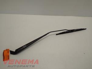 Used Front wiper arm Peugeot 206 (2A/C/H/J/S) 1.4 XR,XS,XT,Gentry Price € 9,99 Margin scheme offered by Venema Autoparts