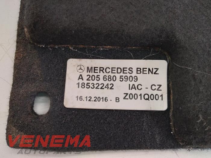 Suelo maletero de un Mercedes-Benz C (R205) C-63 AMG 4.0 V8 Biturbo 2018