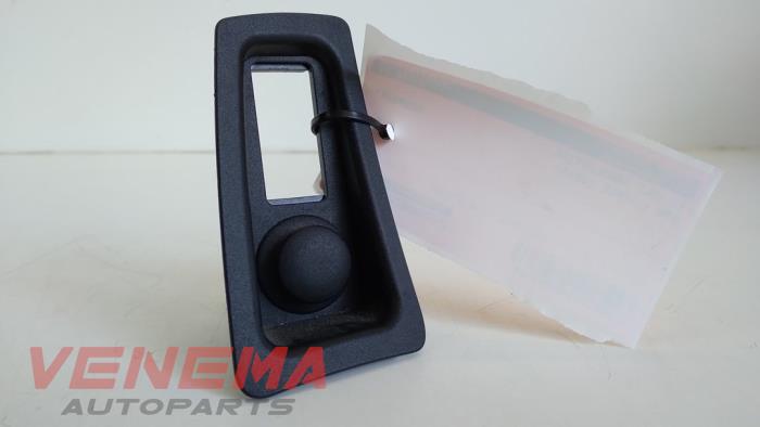Używane Zlacze 12 volt BMW 1 serie (E88) 118i 16V Cena € 24,99 Procedura marży oferowane przez Venema Autoparts