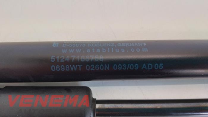 Kit amortisseur couvercle coffre d'un BMW 1 serie (E88) 118i 16V 2010