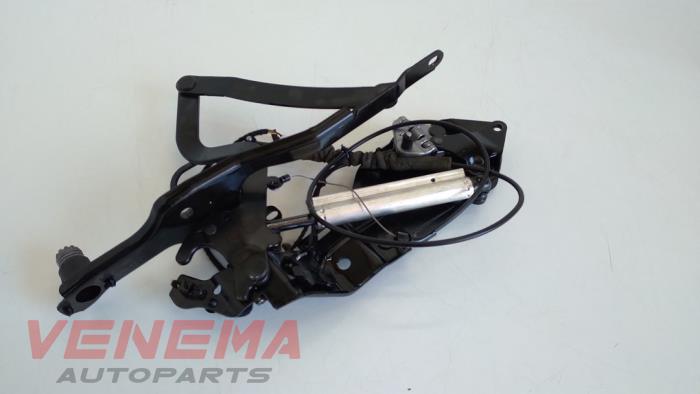 Używane Zawias dachu cabrio BMW 1 serie (E88) 118i 16V Cena € 74,99 Procedura marży oferowane przez Venema Autoparts
