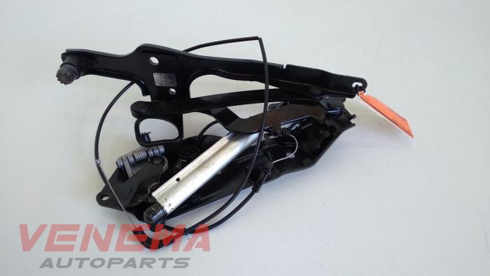 Używane Zawias dachu cabrio BMW 1 serie (E88) 118i 16V Cena € 74,99 Procedura marży oferowane przez Venema Autoparts