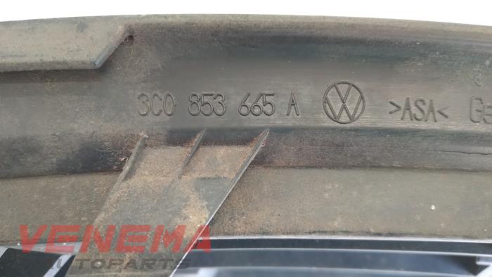 Plaque de protection feu antibrouillard gauche d'un Volkswagen Passat Variant (3C5) 2.0 TDI 16V 170 2010