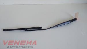 Używane Ramie wycieraczki przedniej Seat Ibiza IV (6J5) 1.6 TDI 105 Cena € 14,99 Procedura marży oferowane przez Venema Autoparts