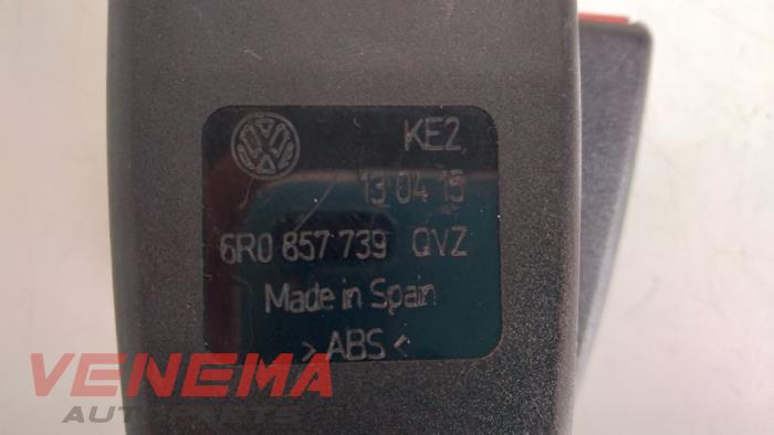 Lengüeta de cinturón de seguridad centro detrás de un Seat Ibiza IV (6J5) 1.6 TDI 105 2015