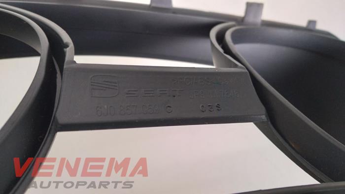 Embellecedor de cuentakilómetros de un Seat Ibiza IV (6J5) 1.6 TDI 105 2015
