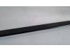 Front wiper arm from a Renault Twingo II (CN) 1.2 16V 2013