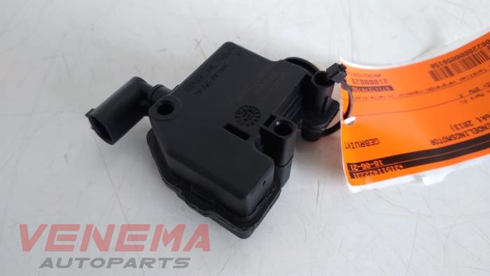 Tank flap lock motor from a BMW 3 serie Touring (F31) 316d 2.0 16V 2013
