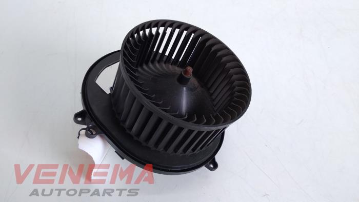 Heating and ventilation fan motor from a BMW 3 serie Touring (F31) 316d 2.0 16V 2013