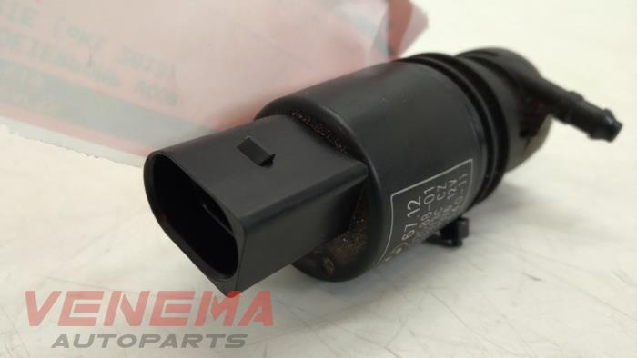 Windscreen washer pump from a BMW 3 serie Touring (F31) 316d 2.0 16V 2013