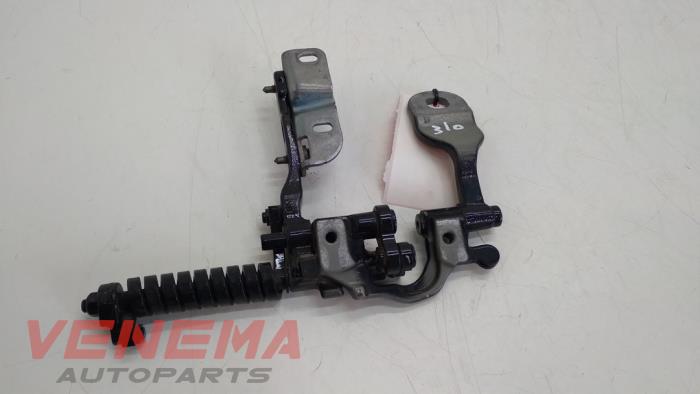 Tailgate hinge from a BMW 3 serie Touring (F31) 316d 2.0 16V 2013