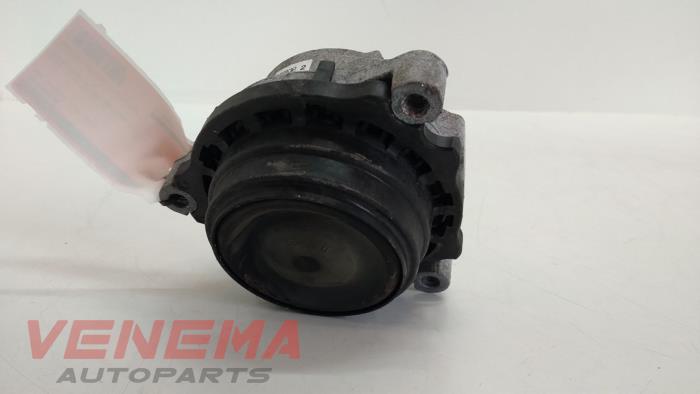Engine mount from a BMW 3 serie Touring (F31) 316d 2.0 16V 2013