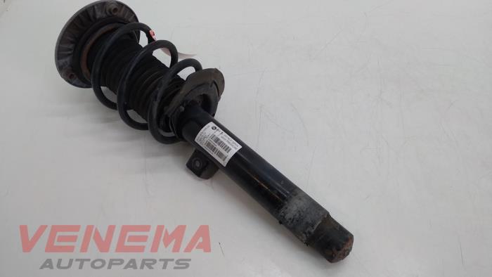 Front shock absorber rod, left from a BMW 3 serie Touring (F31) 316d 2.0 16V 2013