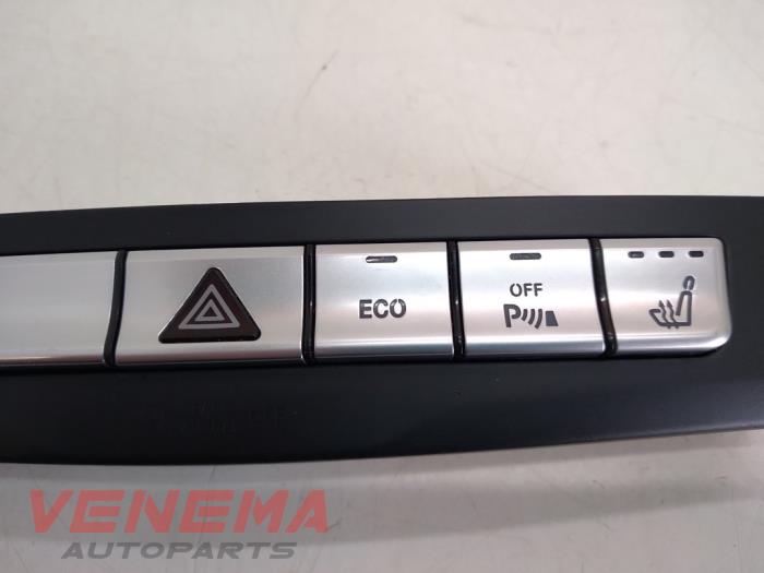 Bouton de warning d'un Mercedes-Benz E (W212) E-220 CDI 16V BlueEfficiency,BlueTEC 2015