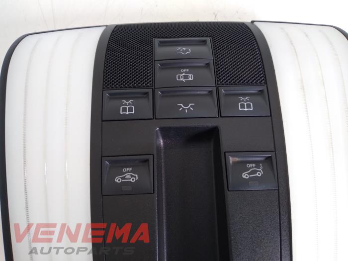 Eclairage intérieur avant d'un Mercedes-Benz E (W212) E-220 CDI 16V BlueEfficiency,BlueTEC 2015