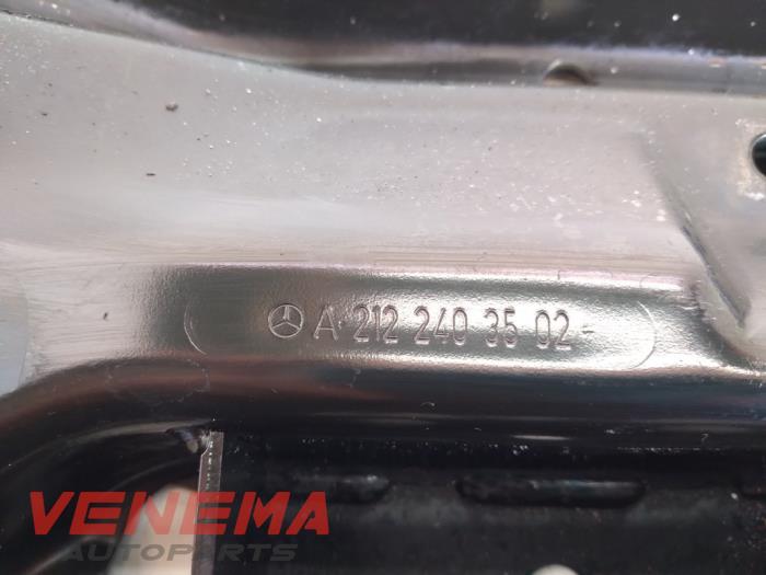 Gearbox mount from a Mercedes-Benz E (W212) E-220 CDI 16V BlueEfficiency,BlueTEC 2015