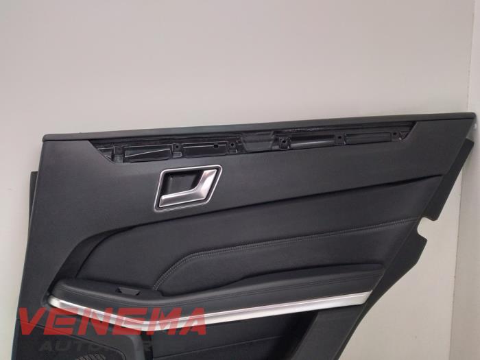 Revêtement portière 4portes arrière droite d'un Mercedes-Benz E (W212) E-220 CDI 16V BlueEfficiency,BlueTEC 2015