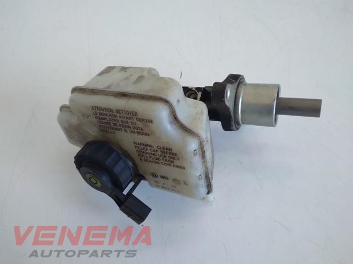 Master cylinder from a Volkswagen Touran (1T1/T2) 1.6 FSI 16V 2005