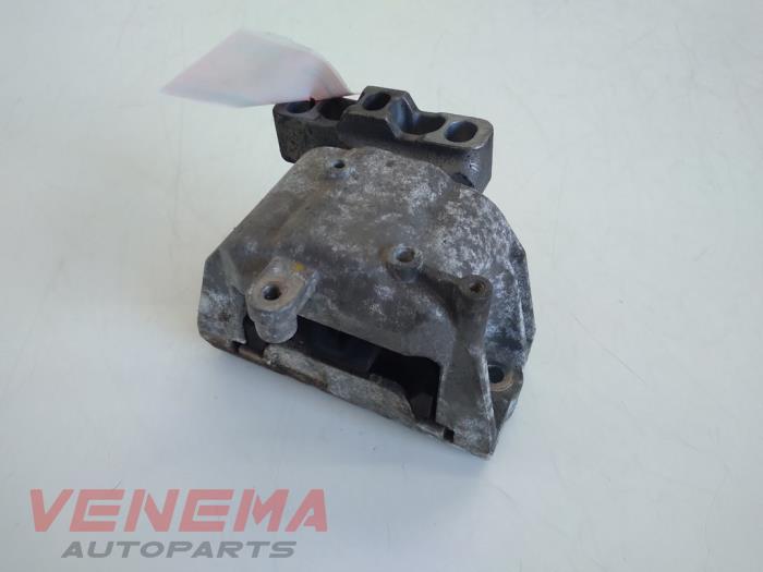 Engine mount from a Volkswagen Touran (1T1/T2) 1.6 FSI 16V 2005