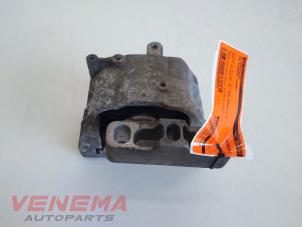 Engine mount from a Volkswagen Touran (1T1/T2) 1.6 FSI 16V 2005