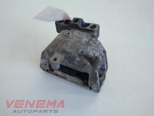 Engine mount from a Volkswagen Touran (1T1/T2) 1.6 FSI 16V 2005
