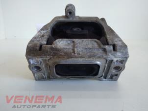 Engine mount from a Volkswagen Touran (1T1/T2) 1.6 FSI 16V 2005