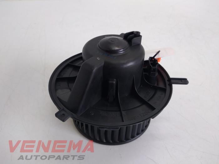 Heating and ventilation fan motor from a Volkswagen Touran (1T1/T2) 1.6 FSI 16V 2005