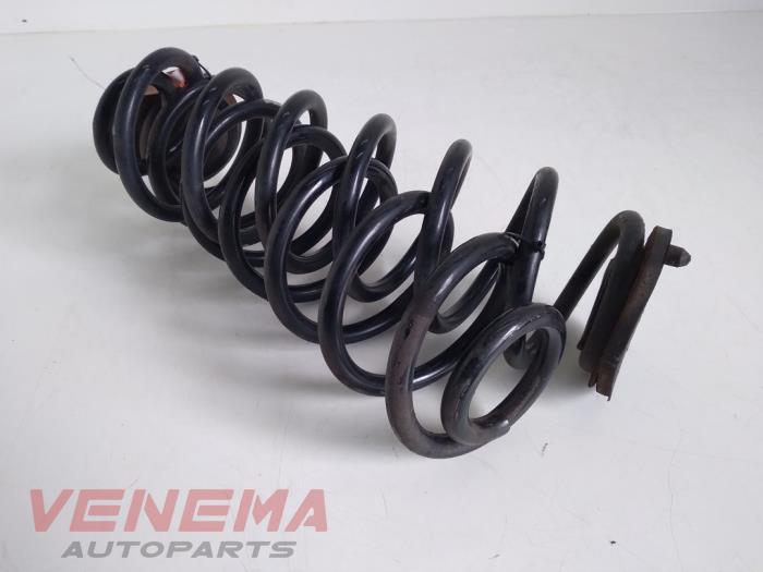 Rear coil spring from a Volkswagen Touran (1T1/T2) 1.6 FSI 16V 2005