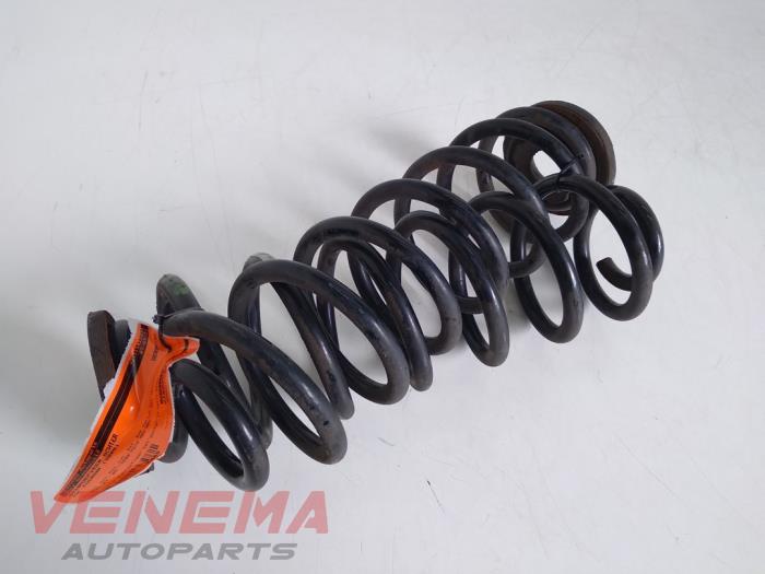 Rear coil spring from a Volkswagen Touran (1T1/T2) 1.6 FSI 16V 2005
