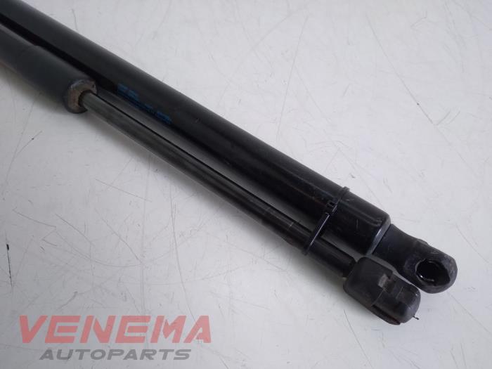 Set of tailgate gas struts from a Volkswagen Touran (5T1) 1.6 TDI 2016