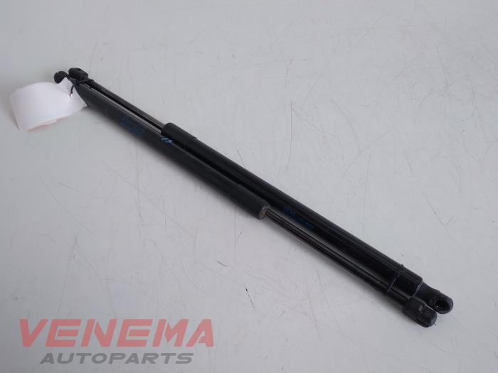 Set of tailgate gas struts from a Volkswagen Touran (5T1) 1.6 TDI 2016