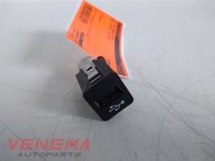 Używane Zlacze AUX/USB BMW 5 serie Touring (F11) 520d 16V Cena € 9,99 Procedura marży oferowane przez Venema Autoparts